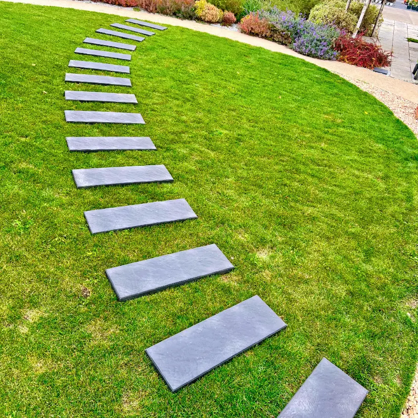 Фото 7 шаговая плита Stone Графитовый Серый в ландшафтном дизайне