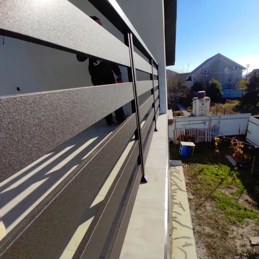 Фото 3 Металлопланкен 8019 МАТТЕ Темный Шоколад матовый на перилах балкона ограждение террасы