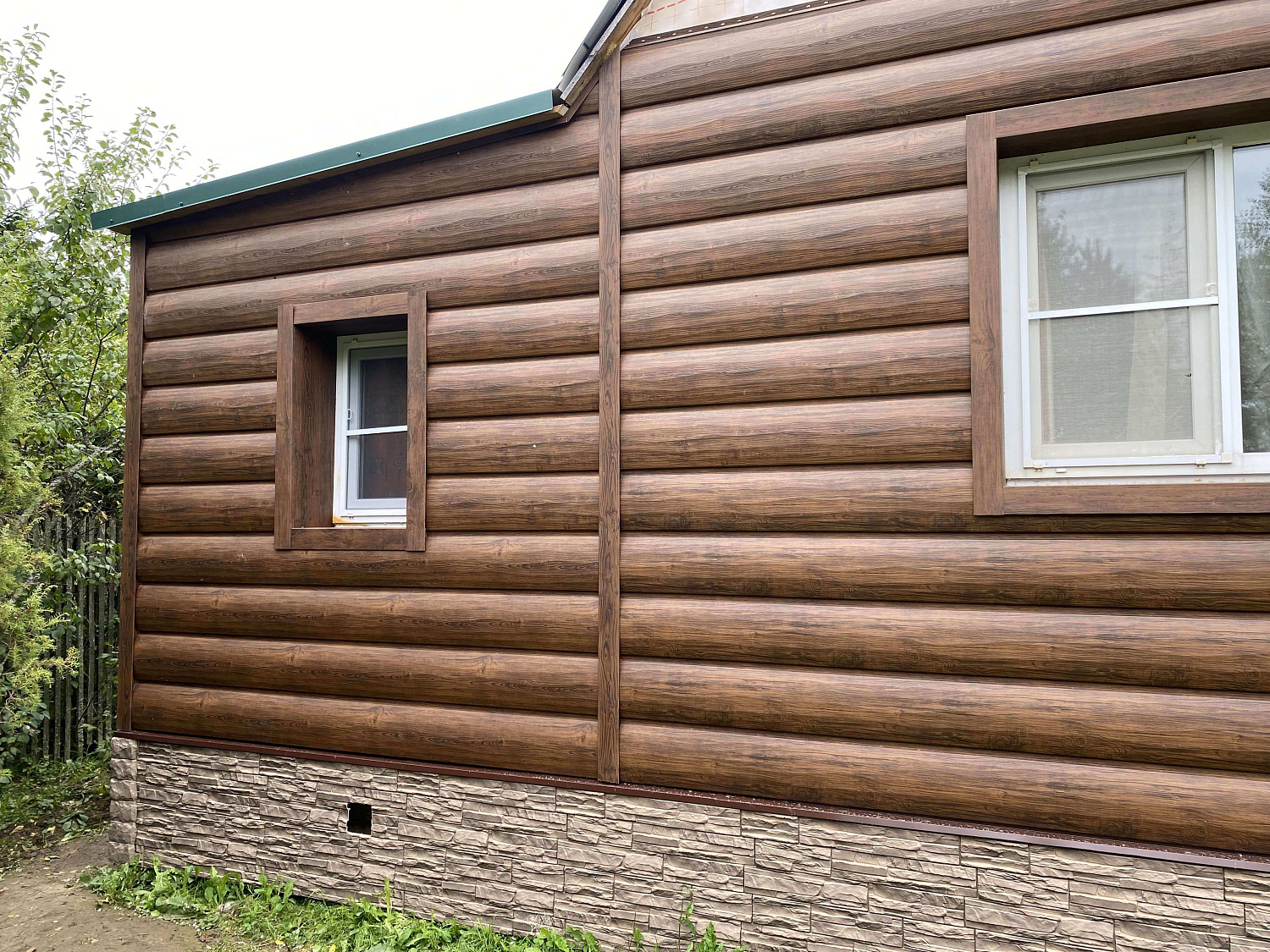 ЦАРЬСАЙДИНГ Бревно Рубленое 4Д на фасаде дома в Москве